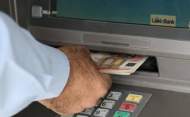 La Policía Nacional alerta del 'timo de la mancha' en los cajeros