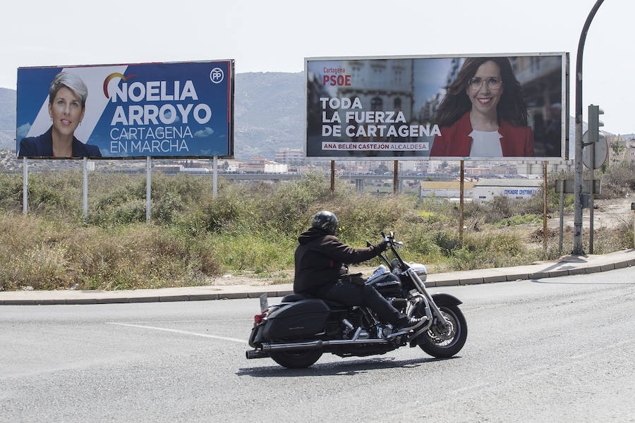 Un cartel de Noelia Arroyo, a la izquierda, y otro de Ana Belén Castejón, a la derecha, en Torreciega. 