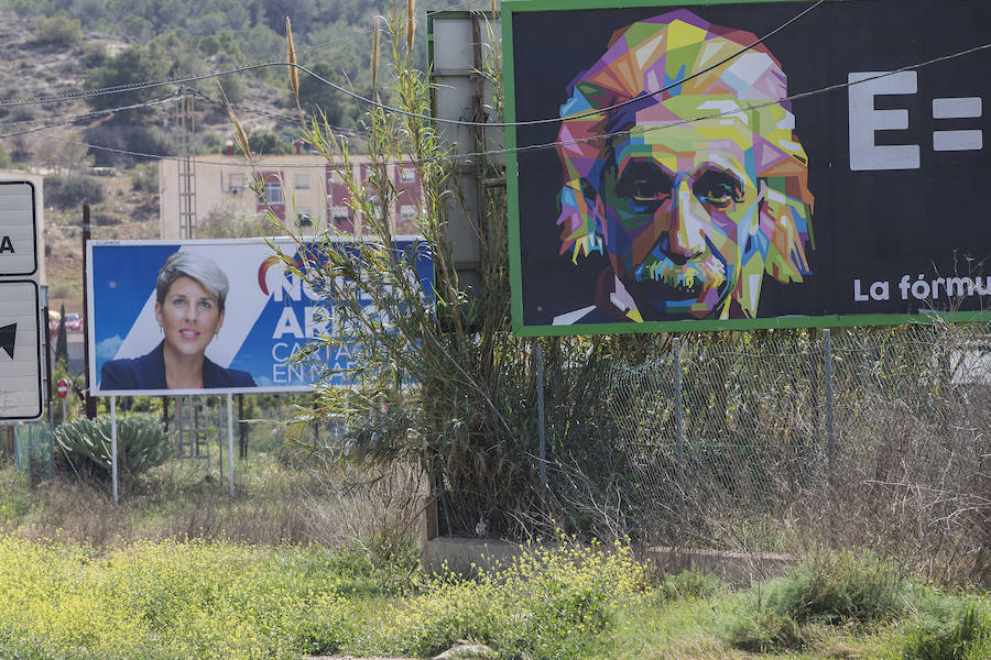 Un cartel de Noelia Arroyo, a la izquierda, y otro de Ana Belén Castejón, a la derecha, en Torreciega. 