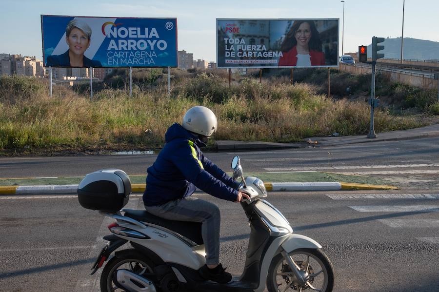 Un cartel de Noelia Arroyo, a la izquierda, y otro de Ana Belén Castejón, a la derecha, en Torreciega. 