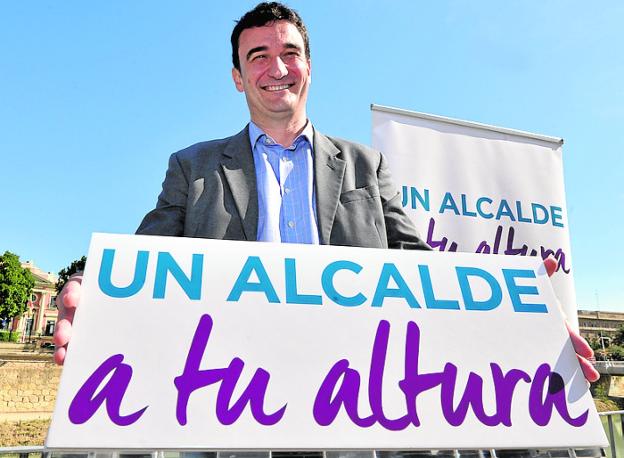 Ginés Ruiz, con los carteles de su precampaña. 