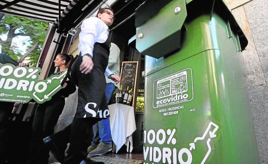 Reparto de contenedores de la campaña 'puerta a puerta'. 