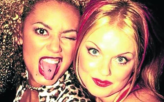 Melanie Brown (Mel B) y Geri Halliwell, componentes de las Spice Girls. 