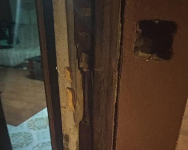 La puerta de la casa forzada. 