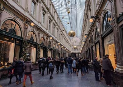 Imagen secundaria 1 - 1. Grand Place de Bruselas, de noche. | 2. La galería comercial Saint Hubert. | 3. El famoso Manneken Pis o niño meón.