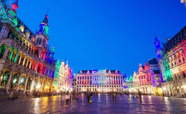 Imagen principal - 1. Grand Place de Bruselas, de noche. | 2. La galería comercial Saint Hubert. | 3. El famoso Manneken Pis o niño meón.