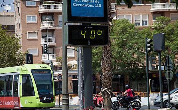 Un termómetro marca 40ºC en el centro de Murcia, el pasado 12 de julio. 