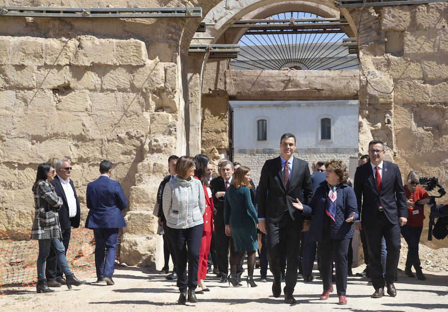 El presidente del Gobierno firmó en el Libro de Oro de la corporación municipal