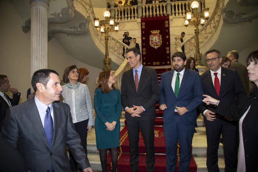 El presidente del Gobierno firmó en el Libro de Oro de la corporación municipal