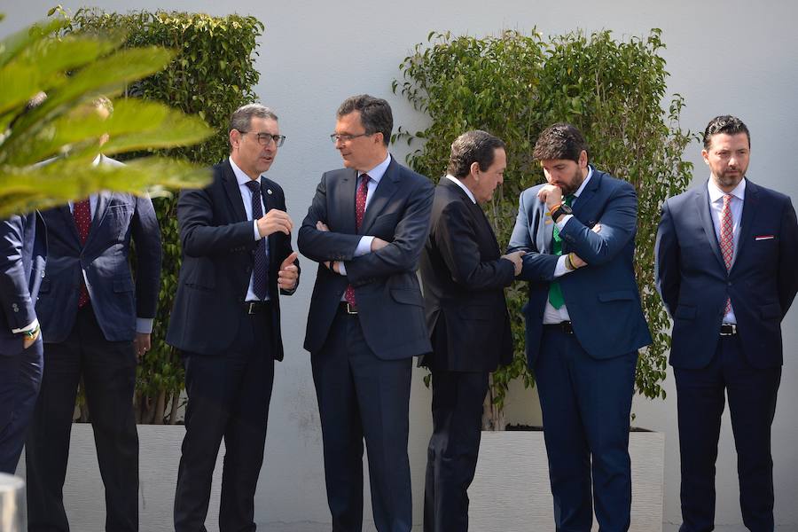 El presidente del Gobierno de España recibe una avalancha de reivindicaciones de empresarios y del Ejecutivo autónomo en su visita a la Región