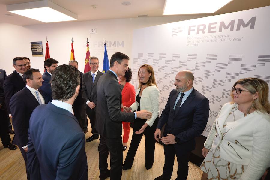 El presidente del Gobierno de España recibe una avalancha de reivindicaciones de empresarios y del Ejecutivo autónomo en su visita a la Región