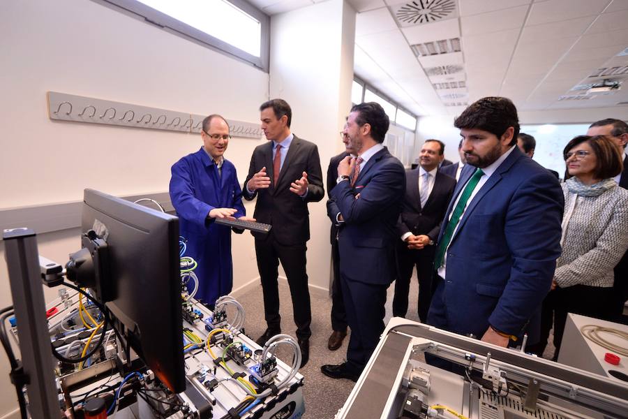 El presidente del Gobierno de España recibe una avalancha de reivindicaciones de empresarios y del Ejecutivo autónomo en su visita a la Región