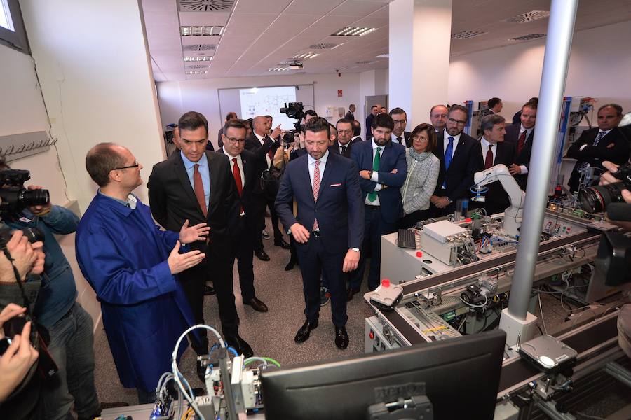 El presidente del Gobierno de España recibe una avalancha de reivindicaciones de empresarios y del Ejecutivo autónomo en su visita a la Región