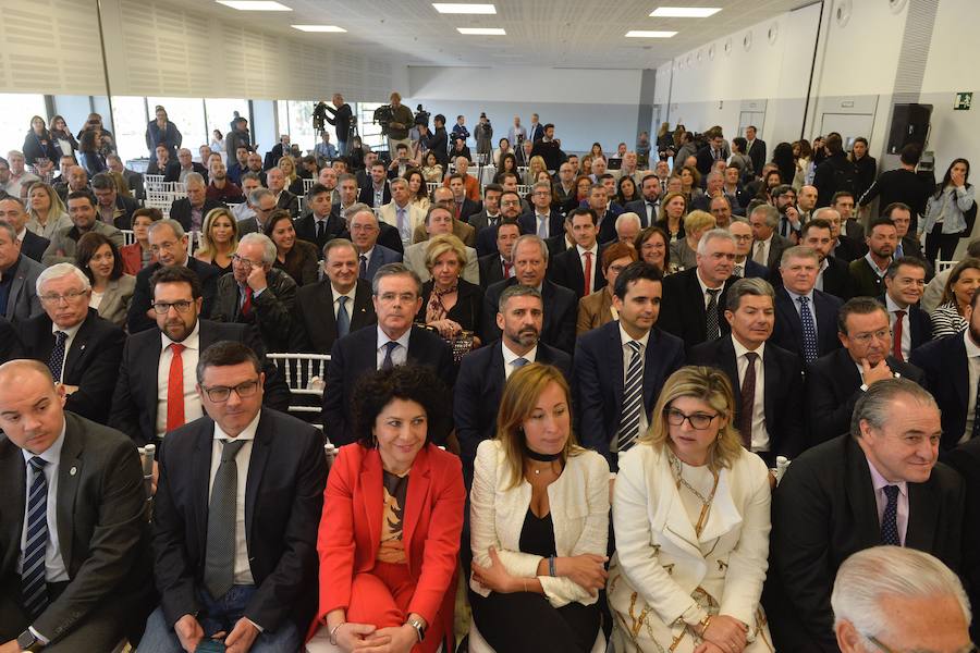 El presidente del Gobierno de España recibe una avalancha de reivindicaciones de empresarios y del Ejecutivo autónomo en su visita a la Región