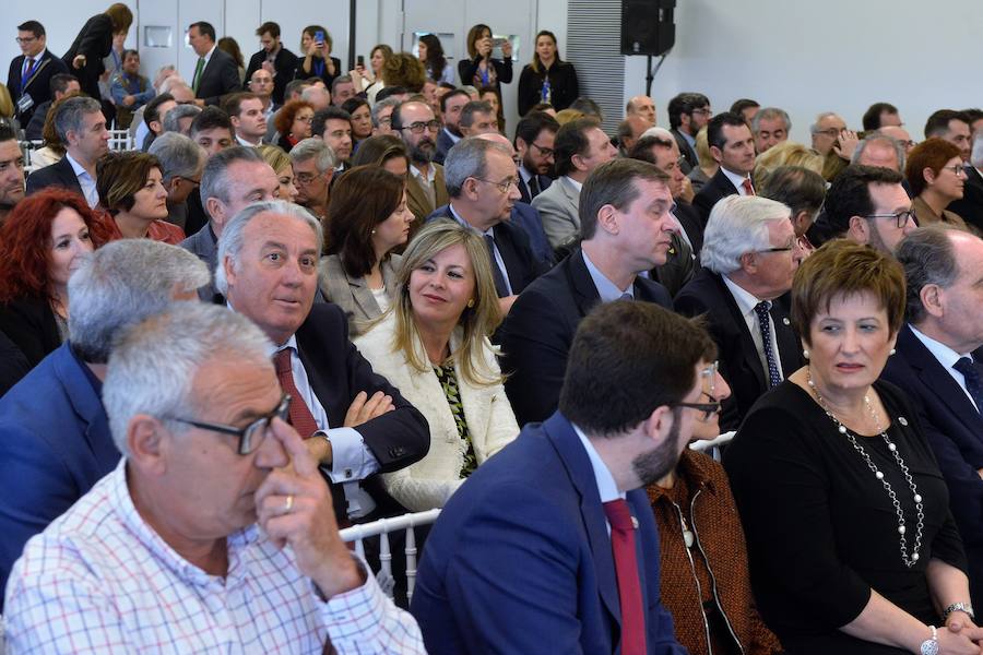 El presidente del Gobierno de España recibe una avalancha de reivindicaciones de empresarios y del Ejecutivo autónomo en su visita a la Región