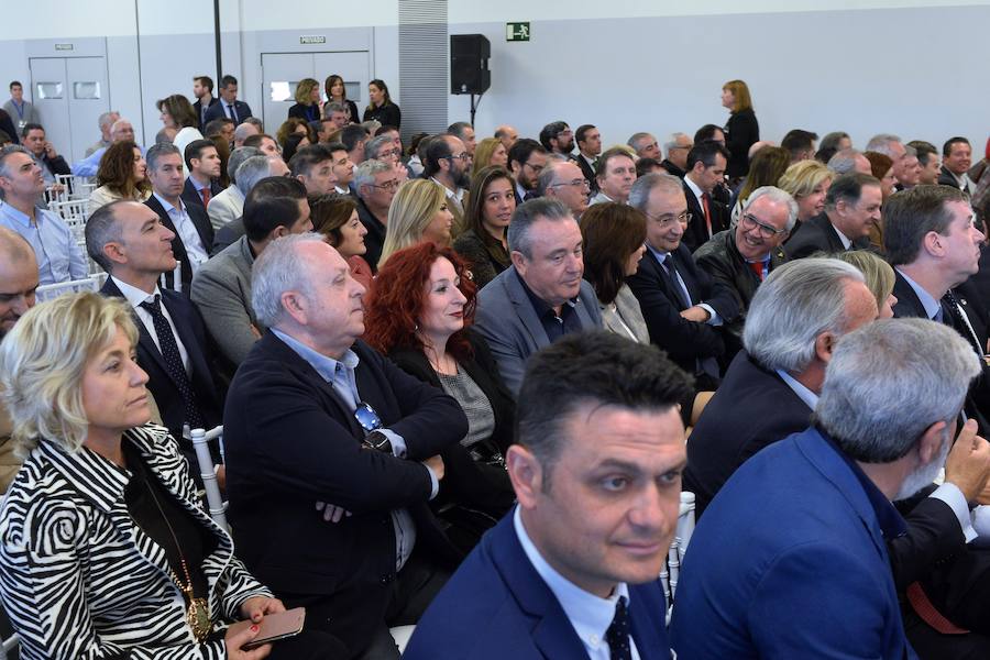 El presidente del Gobierno de España recibe una avalancha de reivindicaciones de empresarios y del Ejecutivo autónomo en su visita a la Región