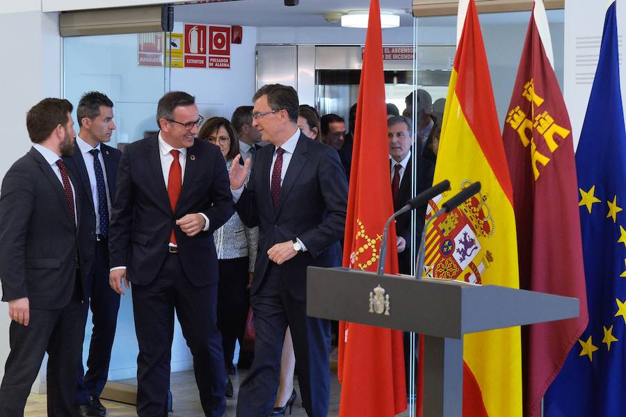 El presidente del Gobierno de España recibe una avalancha de reivindicaciones de empresarios y del Ejecutivo autónomo en su visita a la Región