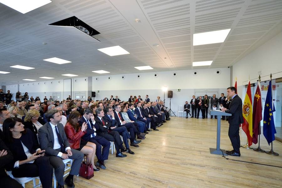 El presidente del Gobierno de España recibe una avalancha de reivindicaciones de empresarios y del Ejecutivo autónomo en su visita a la Región