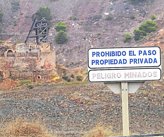 Cartel de advertencia junto a una terrera, cerca del Llano. 