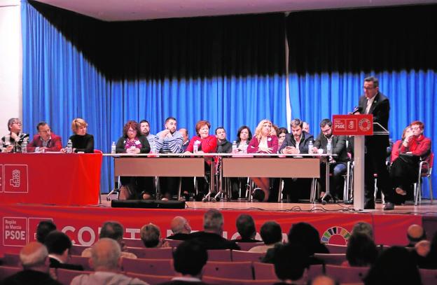 Diego Conesa se dirige a todos los asistentes a la reunión del comité ejecutivo del PSRM-PSOE, ayer. 
