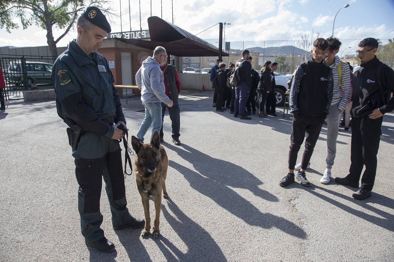 El Instituto Politécnico cierra este viernes su Semana de la Salud, en la que desde el pasado martes ha celebrado actividades formativas, exposiciones, talleres y exhibiciones, como la realizada por la Guardia Civil. En ella, los agentes mostraron su equipo de intervención.