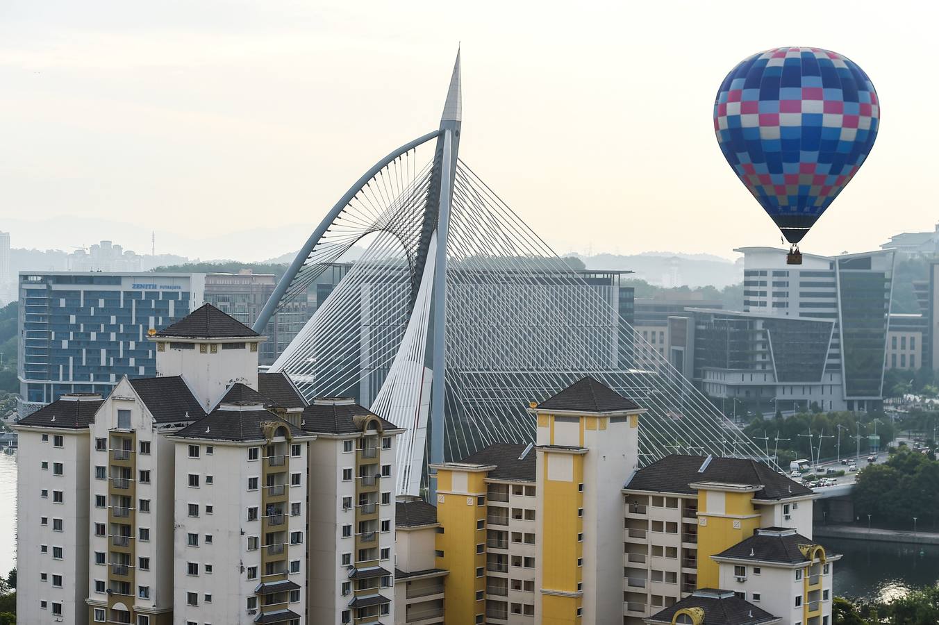 Varias personas asisten a la décima Fiesta Internacional de Globos Aerostáticos de Putrajaya (Malasia). Más de 20 globos aerostáticos volaron por los cielos en la fiesta anual, organizada para promover el turismo y los deportes de aviación. 