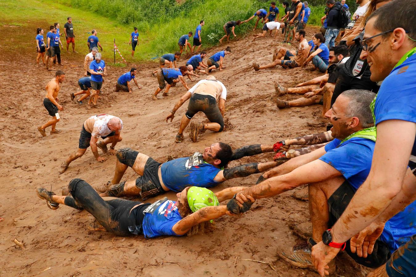 Miles de corredores participan en la Carrera de Barro de Tel Aviv celebrada en el Parque Yarkon de Tel Aviv, Israel. Más de 6.000 personas se dan cita cada año en la competición.