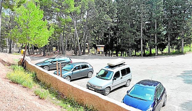 Coches aparcados en el área recreativa de La Perdiz, esta semana. 
