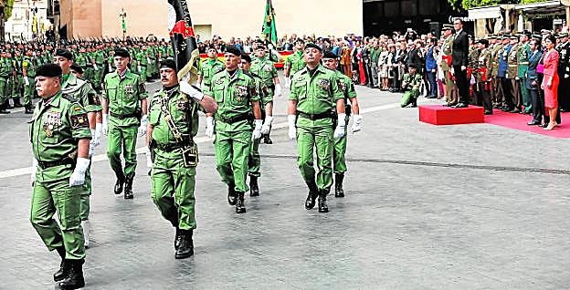Un momento del acto de entrega de la enseña nacional al Regimiento de Infantería Zaragoza, en Belluga. 