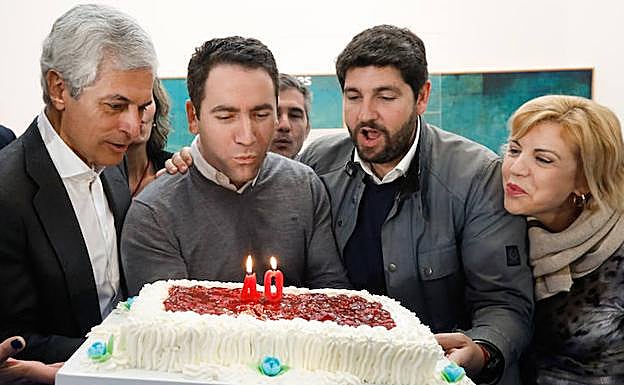 Suárez Illana, García Egea, López Miras y Tomás soplan las velas de una tarta con motivo del 40º aniversario del Trasvase Tajo-Segura. 