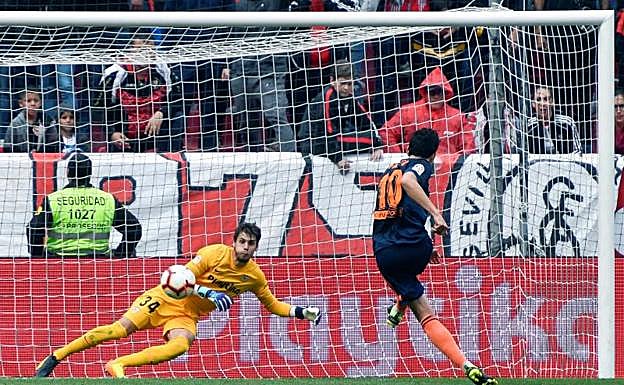 Parejo, anotando de penalti el gol de la victoria.