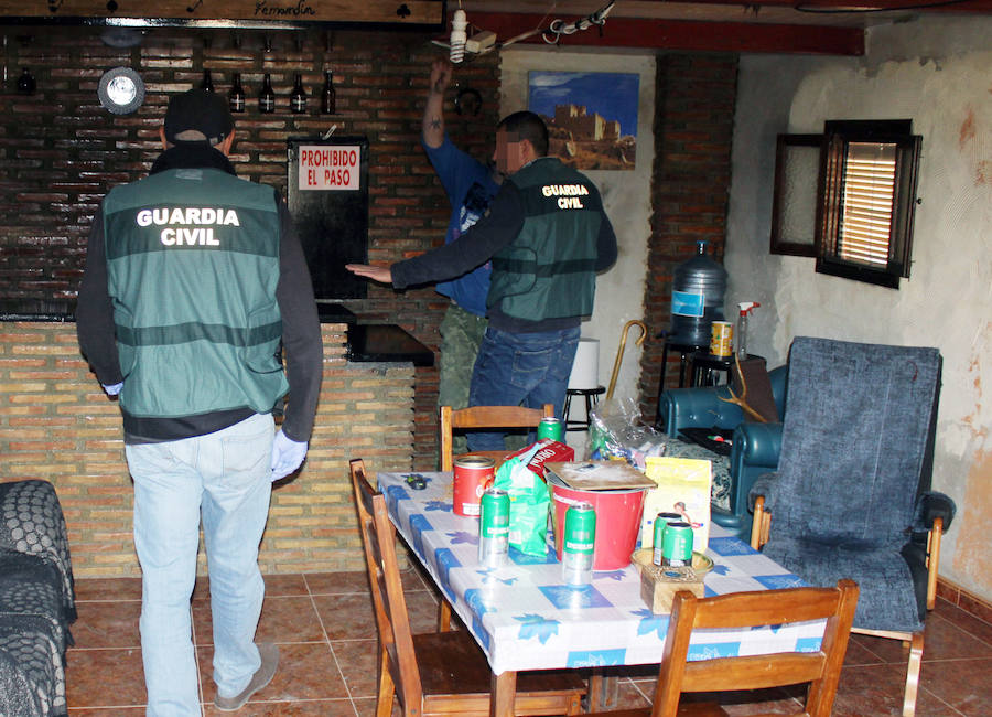 La Guardia Civil desmanteló un punto de tráfico de estupefacientes e incautó marihuana, cocaína, una pistola detonadora y dinero en efectivo, entre otros efectos