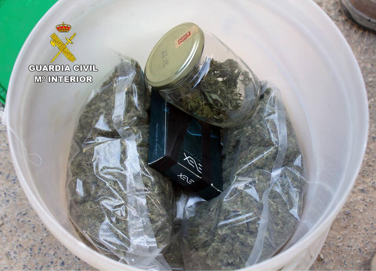 La Guardia Civil desmanteló un punto de tráfico de estupefacientes e incautó marihuana, cocaína, una pistola detonadora y dinero en efectivo, entre otros efectos