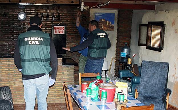 Tres agentes de la Guardia Civil, durante el registro de la vivienda del detenido. 