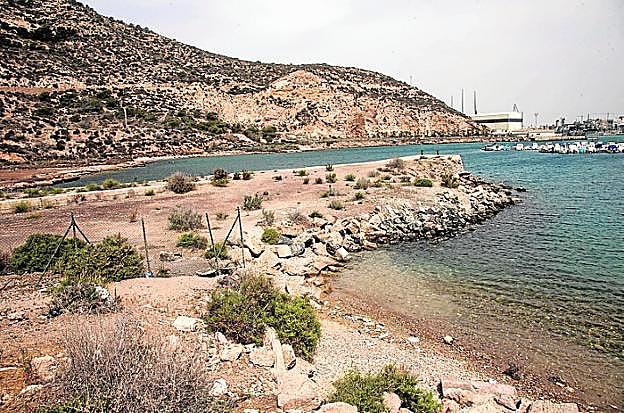 Cala de El Espalmador, con una nave de Navantia a la derecha. r.