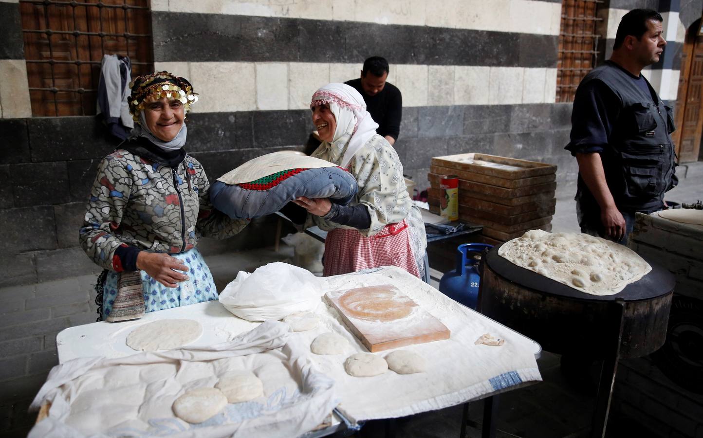 Bailarines de derviches actúan durante el «Festival de los Panes Sirios» celebrado en Khan Asaad Basha para conmemorar el Año Nuevo sirio, en la antigua ciudad de Damasco (Siria). El evento se lleva a cabo bajo los auspicios del Ministerio de Turismo de Siria con la cooperación de la Unión de Artesanos. 