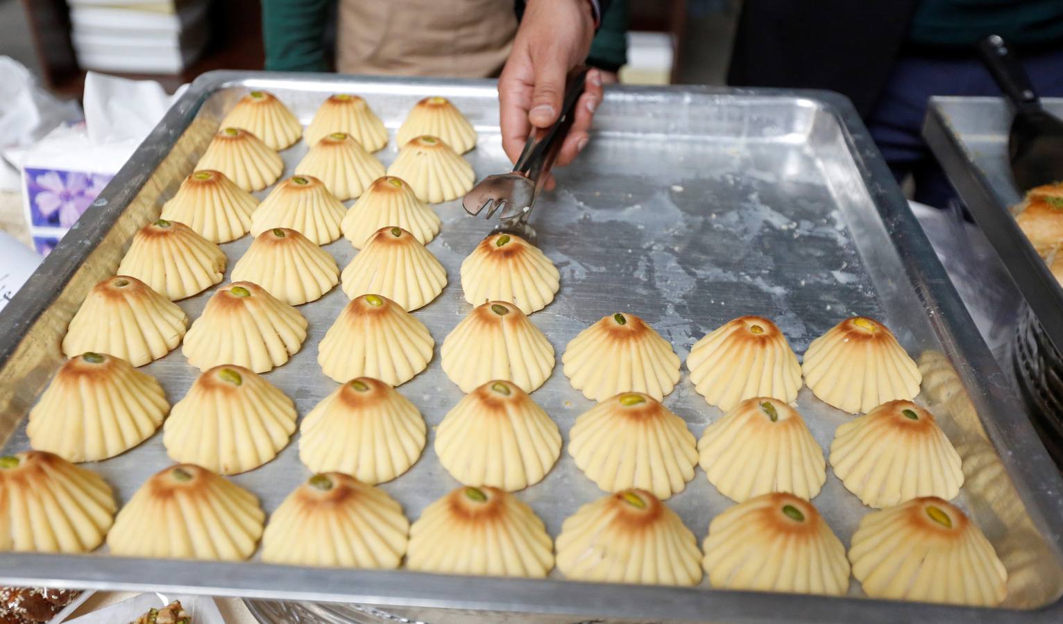Bailarines de derviches actúan durante el «Festival de los Panes Sirios» celebrado en Khan Asaad Basha para conmemorar el Año Nuevo sirio, en la antigua ciudad de Damasco (Siria). El evento se lleva a cabo bajo los auspicios del Ministerio de Turismo de Siria con la cooperación de la Unión de Artesanos. 