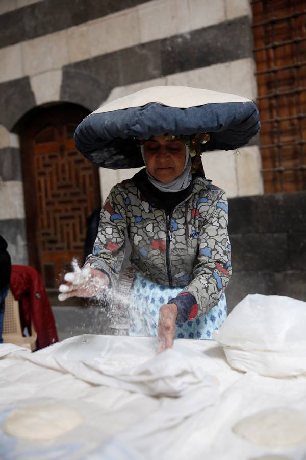 Bailarines de derviches actúan durante el «Festival de los Panes Sirios» celebrado en Khan Asaad Basha para conmemorar el Año Nuevo sirio, en la antigua ciudad de Damasco (Siria). El evento se lleva a cabo bajo los auspicios del Ministerio de Turismo de Siria con la cooperación de la Unión de Artesanos. 