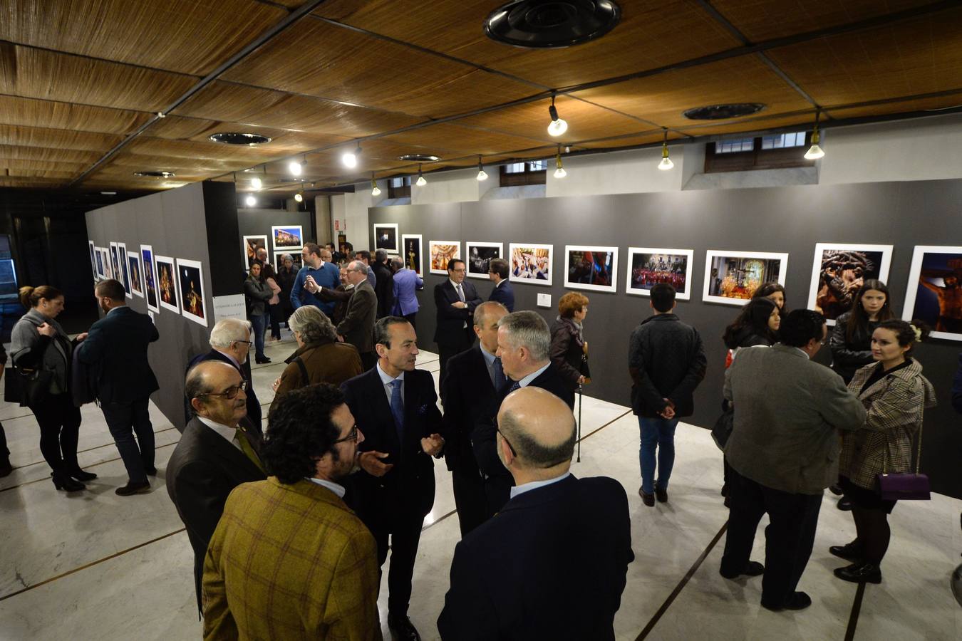 La sede del Colegio de Arquitectos, en la calle Jara Carrillo, acoge desde el lunes la exposición 'Colores de Pasión', una muestra colectiva de fotografía sobre la Semana Santa organizada por el Cabildo de Cofradías