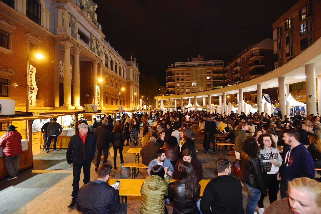 Los cerveceros pueden alcanzar su cielo particular en el Festival de la Cerveza, que celebra su segunda edición en la Plaza de la Universidad de Murcia. 