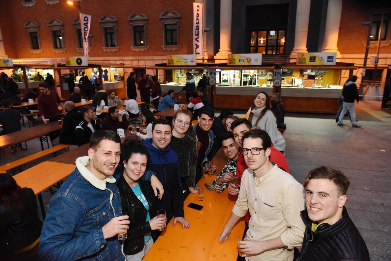 Los cerveceros pueden alcanzar su cielo particular en el Festival de la Cerveza, que celebra su segunda edición en la Plaza de la Universidad de Murcia. 