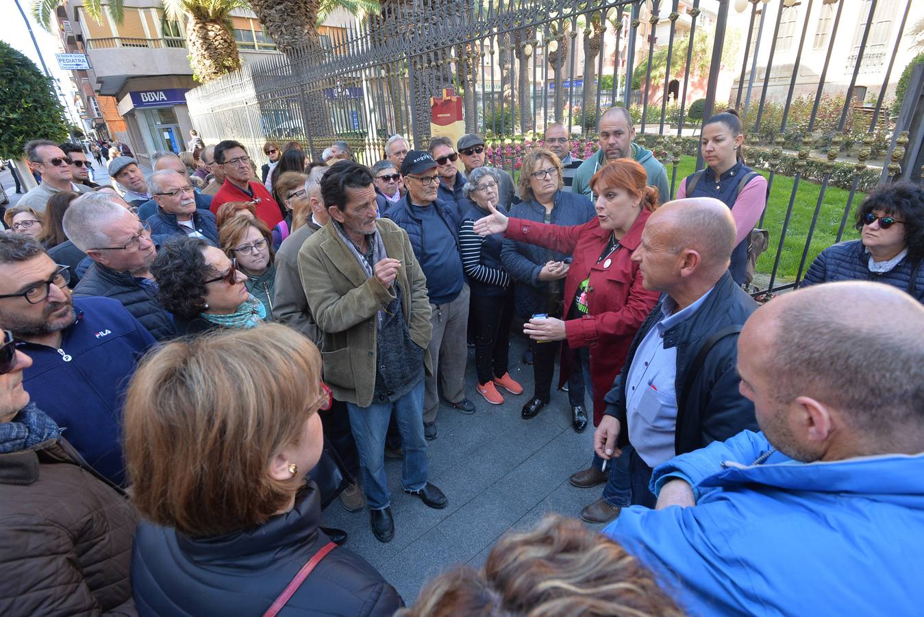 Integrantes de la Plataforma de afectados por la devolución de las ayudas de los terremotos se concentraron ayer a las puertas del palacio Huerto Ruano