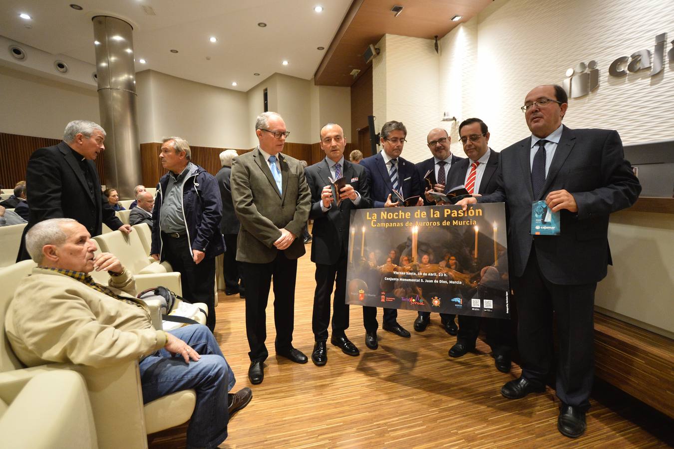 El Real y Muy Ilustre Cabildo Superior de Cofradías presentó ayer en la Sala de Cultura de Cajamar, ubicada en la plaza Romea, la revista 'El Cabildillo'