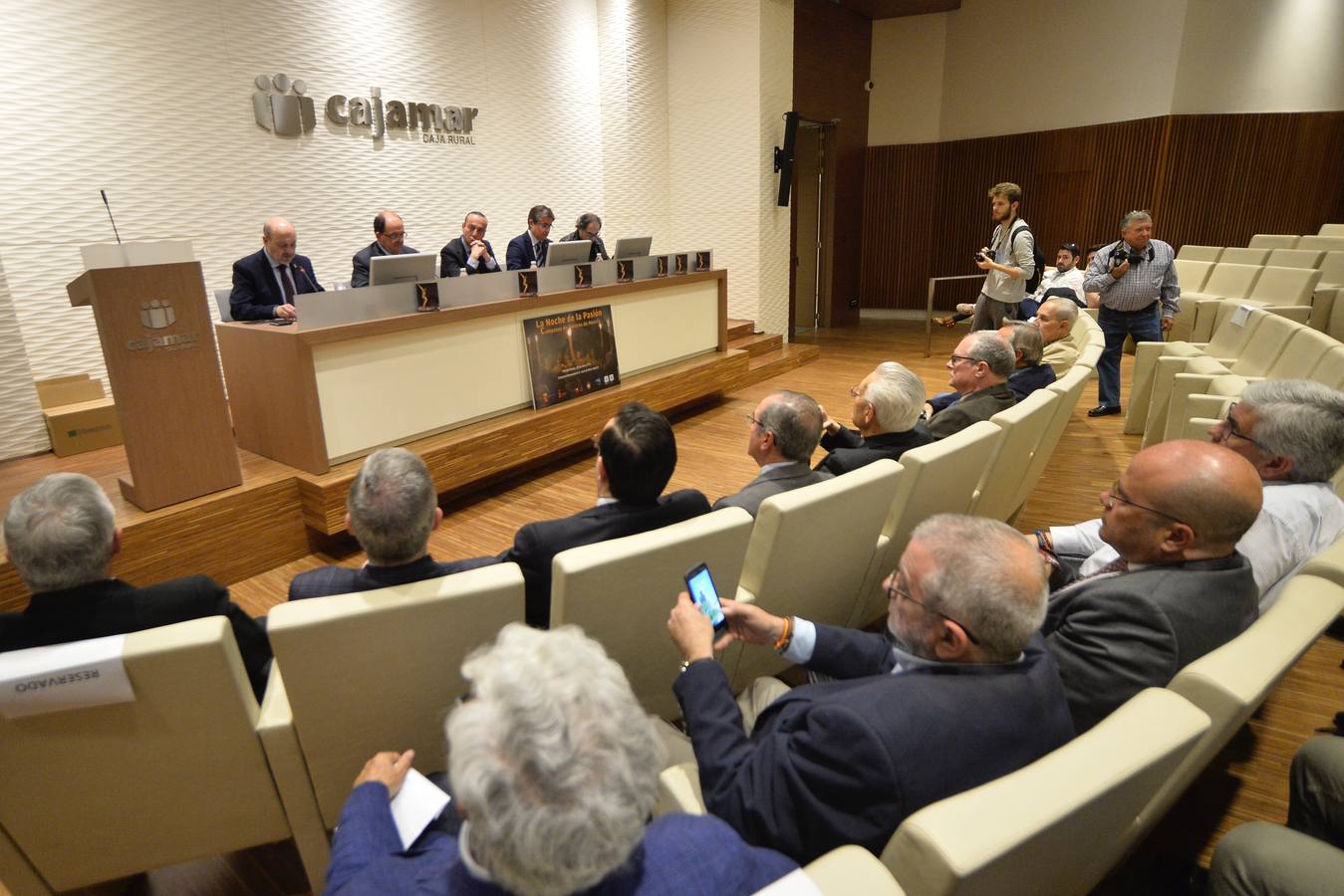 El Real y Muy Ilustre Cabildo Superior de Cofradías presentó ayer en la Sala de Cultura de Cajamar, ubicada en la plaza Romea, la revista 'El Cabildillo'