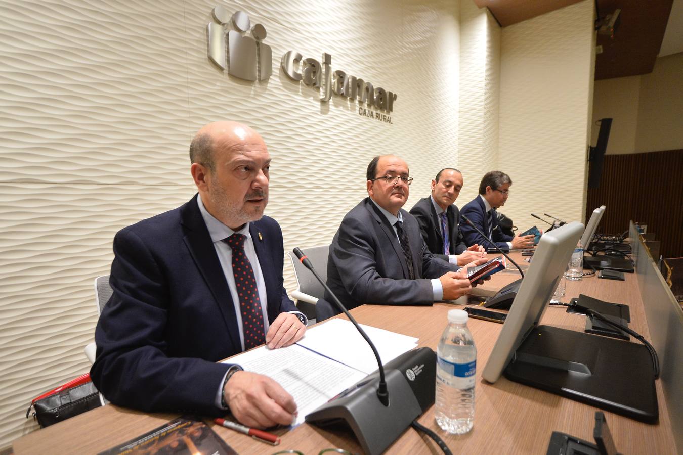 El Real y Muy Ilustre Cabildo Superior de Cofradías presentó ayer en la Sala de Cultura de Cajamar, ubicada en la plaza Romea, la revista 'El Cabildillo'