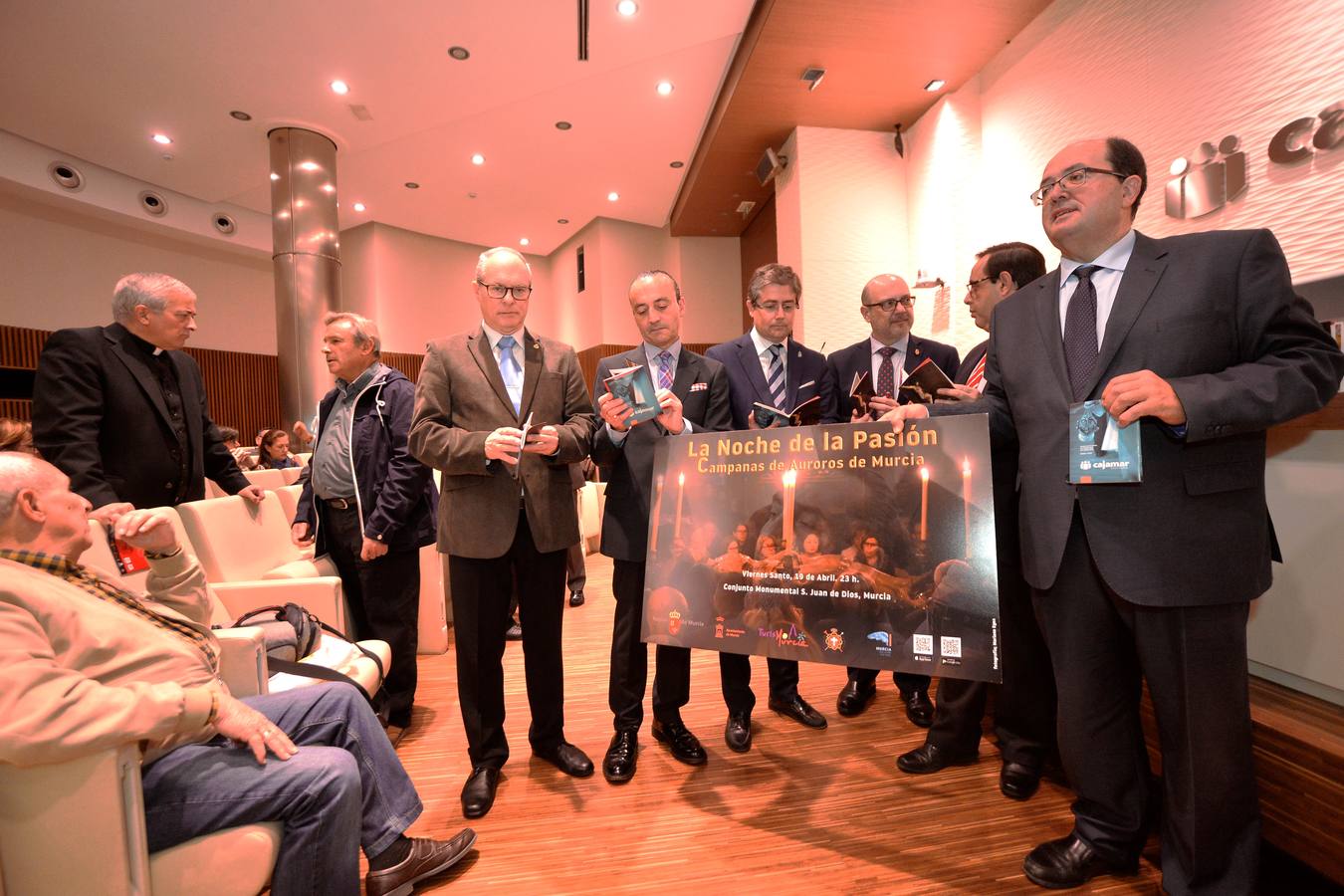 El Real y Muy Ilustre Cabildo Superior de Cofradías presentó ayer en la Sala de Cultura de Cajamar, ubicada en la plaza Romea, la revista 'El Cabildillo'