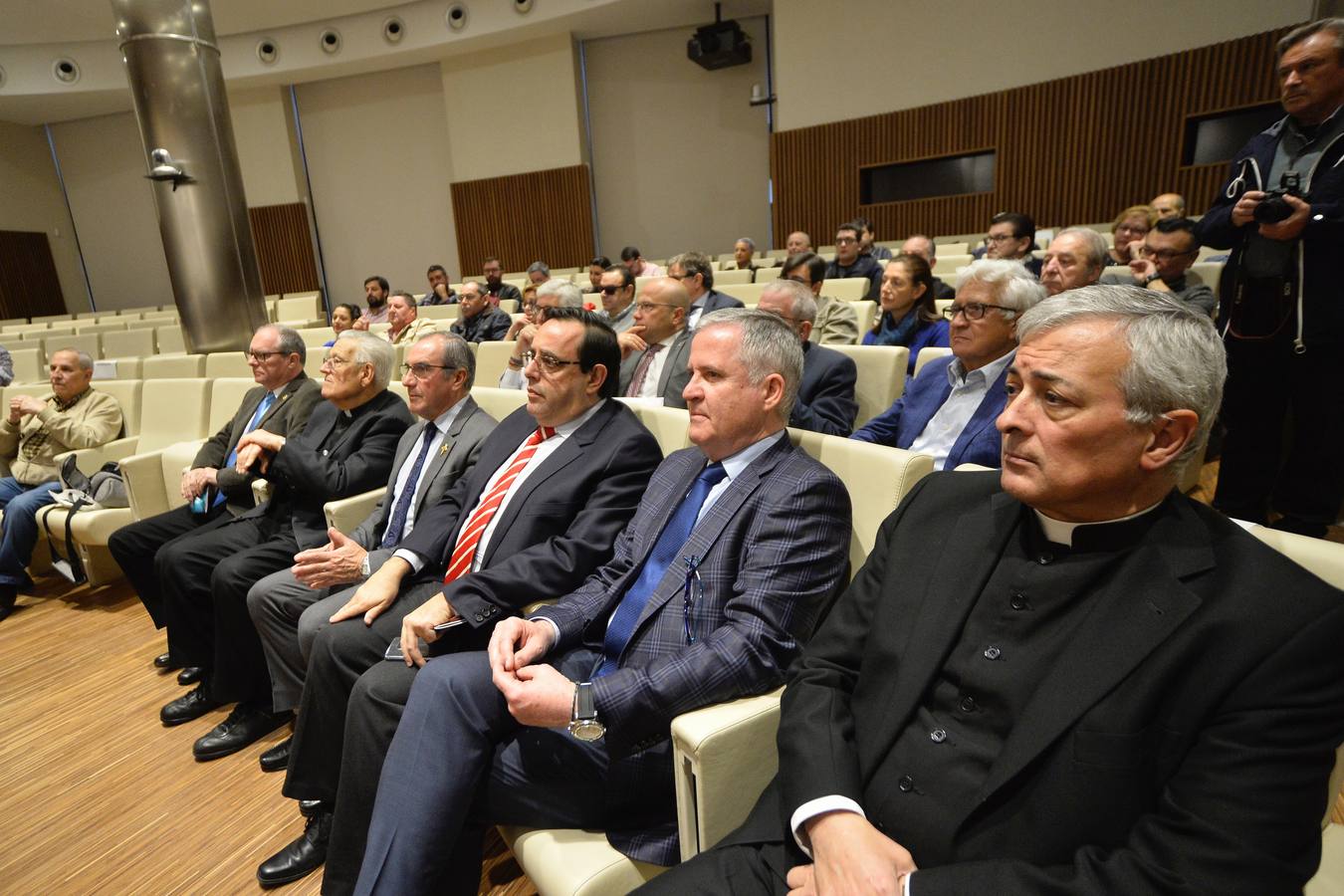 El Real y Muy Ilustre Cabildo Superior de Cofradías presentó ayer en la Sala de Cultura de Cajamar, ubicada en la plaza Romea, la revista 'El Cabildillo'