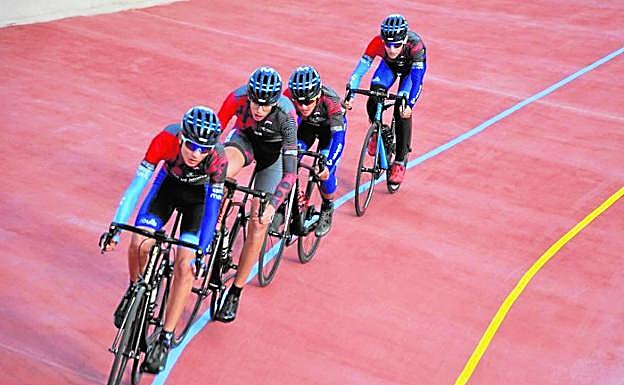 Prueba celebrada el domingo en el velódromo de Molina; arriba, a la derecha, estado de la pista en 1990. 