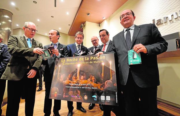 Representantes de las cofradías y el edil Jesús Pacheco, con el cartel de la Noche de la Pasión. 