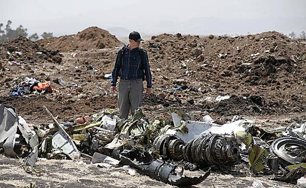 Un experto revista los restos del Boeing siniestrado en Etiopía.